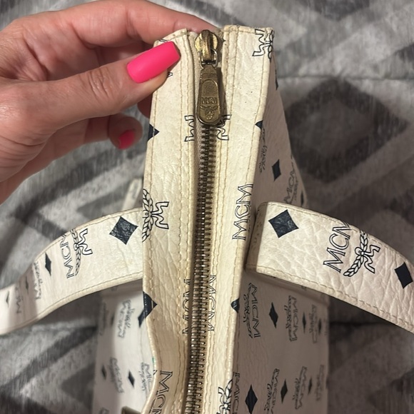 MCM White Monogram Tote Bag with Iconic Design - Picture 8 of 12